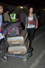 Esha Gupta travels to London in Mumbai Airport on 10th Sept 2013 (20).JPG