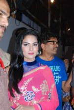 Veena Malik at Lalbaugcha Raja on 13th Sept 2013 (14).JPG