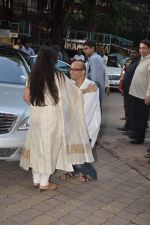 Rani Mukherjee at Prayer meet of Madhuri_s father in Isckon, Mumbai on 16th Sept 2013 (53).JPG