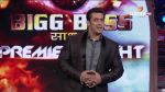 Salman Khan introduces Shilpa and Apporva Agnihotri on Bigg Boss Season 7 - 1st Episode Stills (7).jpg