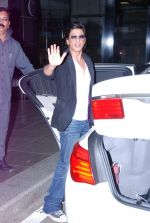 Shahrukh Khan snapped at Mumbai Airport on 21st Sept 2013 (10).jpg