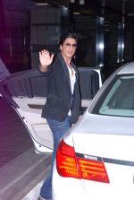 Shahrukh Khan snapped at Mumbai Airport on 21st Sept 2013 (11).jpg