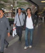 Shahrukh Khan snapped at Mumbai Airport on 21st Sept 2013 (17).JPG