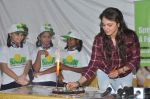 Isha Koppikar bday with Smile foundation kids in Parle, Mumbai on 23rd Sept 2013 (10).JPG