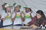 Isha Koppikar bday with Smile foundation kids in Parle, Mumbai on 23rd Sept 2013 (12).JPG