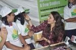 Isha Koppikar bday with Smile foundation kids in Parle, Mumbai on 23rd Sept 2013 (43).JPG