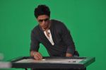 Shahrukh Khan snapped playing carrom at a tv shoot in Mumbai on 24th Sept 2013 (14).JPG