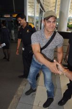 Aamir Khan snapped in Domestic Airport, Mumbai on 25th Sept 2013 (1).JPG