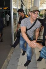 Aamir Khan snapped in Domestic Airport, Mumbai on 25th Sept 2013 (28).JPG