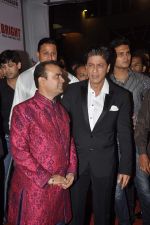 Shahrukh Khan at Yogesh Lakhani_s birthday bash in Lalit Hotel, Mumbai on 25th Sept 2013 (308).JPG