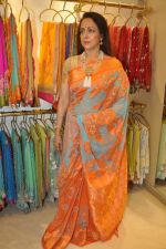 Hema Malini at Neeta Lulla_s store in Santacruz, Mumbai on 26th Sept 2013 (40).JPG