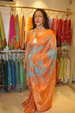 Hema Malini at Neeta Lulla_s store in Santacruz, Mumbai on 26th Sept 2013 (42).JPG