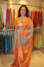 Hema Malini at Neeta Lulla_s store in Santacruz, Mumbai on 26th Sept 2013 (1).JPG