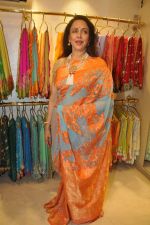 Hema Malini at Neeta Lulla_s store in Santacruz, Mumbai on 26th Sept 2013 (43).JPG