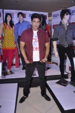 Siddharth Shukla at the launch of Max_s Festive 2013 collection in Phoenix Market City Mall, Kurla, Mumbai on 27th Sept 2013 (75).JPG