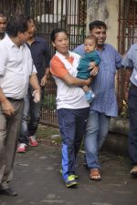 Mary Kom snapped with husband and son at Press Club in Mumbai on 30th Sept 2013 (3).JPG