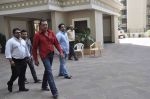 Sanjay dutt comes home on a 10 day health leave in Mumbai on 1st Oct 2013 (2).JPG