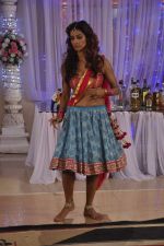 Sandhya Shetty_s item song shoot for Meinu Ek Ladki Chhahiye in Future Studio, Mumbai on 1st Oct 2013 (8).JPG
