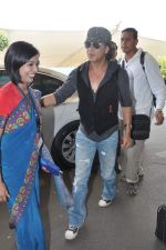 Shahrukh Khan snapped as he leaves for his Singapore show in Mumbai on 2nd Oct 2013 (4).JPG