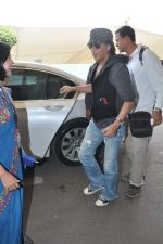Shahrukh Khan snapped as he leaves for his Singapore show in Mumbai on 2nd Oct 2013 (5).JPG