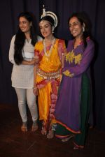 Shweta Tiwari, Deeya Singh at Giaa Singh rehearses Odissi dance in Mumbai on 3rd Oct 2013 (23).JPG