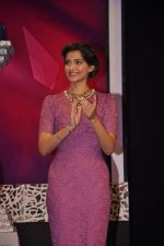Sonam Kapoor at India Gem and Jewellery Awards in NCPA, Mumbai on 5th Oct 2013 (44).JPG