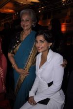Waheeda Rehman, Sonam Kapoor at Tata Medical charity event in Taj Hotel, Mumbai on 5th Oct 2013 (110).JPG