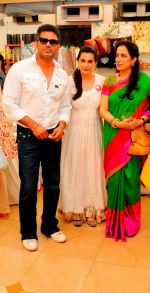 Suniel & Mana Shetty with Rashmi Thackeray at Araish in Mumbai on 8th Oct 2013.JPG