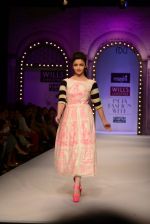 Alia Bhatt walk the ramp for Masaba Gupta_s show at the Day 1 on WIFW 2014 on 9th Oct 2013 (19).JPG