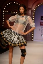 Model walk the ramp for Masaba Gupta_s show at the Day 1 on WIFW 2014 on 9th Oct 2013 (300).JPG