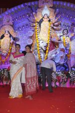 Kajol at Durga Pooja Celebration in Mumbai on 10th Oct 2013 (116)_5257772be5546.JPG