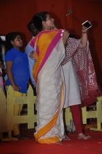 Kajol at Durga Pooja Celebration in Mumbai on 10th Oct 2013 (118)_5257773b65ae5.JPG