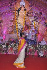 Kajol at Durga Pooja Celebration in Mumbai on 10th Oct 2013 (162)_525777c49a275.JPG
