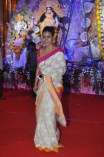 Kajol at Durga Pooja Celebration in Mumbai on 10th Oct 2013 (49)_52577674d4751.JPG