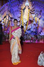 Kajol at Durga Pooja Celebration in Mumbai on 10th Oct 2013 (53)_525776c0eeb08.JPG