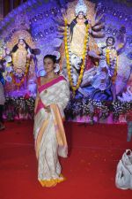 Kajol at Durga Pooja Celebration in Mumbai on 10th Oct 2013 (55)_525776d4d9962.JPG