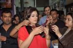 Raveena Tandon launches new collection Collars at Waman Hari Pethe Jewellers in Mumbai on 10th Oct 2013 (39)_525774a4a3d32.JPG
