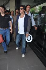 Shahrukh Khan return from Australia in Mumbai on 11th Oct 2013 (29)_52595d940995a.JPG