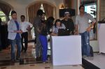 Farhan Akhtar, Ritesh Sidhwani, Ali Fazal, Varun Sharma at Fukrey Game Launch in Mumbai on 12th Oct 2013 (22)_525a35802a694.JPG