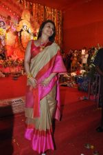 Rani Mukherjee celebrates Durga Pooja in Mumbai on 12th Oct 2013 (38)_525a327c6bbab.JPG