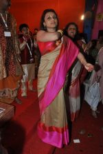 Rani Mukherjee celebrates Durga Pooja in Mumbai on 12th Oct 2013 (72)_525a332d26eb0.JPG