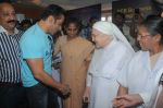 Salman Khan meets special kids at holy family hospital in Mumbai on 11th Oct 2013 (1)_525a165e89597.JPG