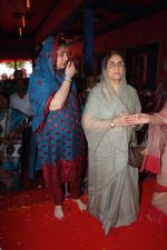 at Shaptami celebrations at The North Bengal Sarbajanin Durga Puja in Tulip Star, Juhu on 11th Oct 2013 (10)_525a2e71dee53.JPG