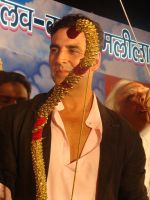 Akshay Kumar at Dussehra festival celebrations in Mumbai on 13th Oct 2013(25)_525cb2e37b826.jpg