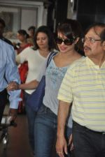 Priyanka Chopra snapped at the Airport in Mumbai on 16th Oct 2013 (6)_525fcfe065b8c.JPG