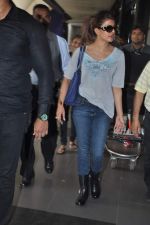 Priyanka Chopra snapped at the Airport in Mumbai on 16th Oct 2013 (7)_525fcff3763fb.JPG