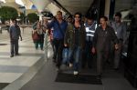 Shahrukh khan arrives from Cannes Wedding in Mumbai Airport on 15th Oct 2013 (10)_525fcf08e98f8.JPG