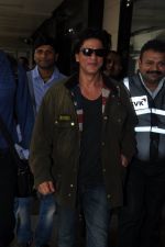 Shahrukh khan arrives from Cannes Wedding in Mumbai Airport on 15th Oct 2013 (11)_525fcf11e0978.JPG