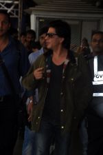 Shahrukh khan arrives from Cannes Wedding in Mumbai Airport on 15th Oct 2013 (6)_525fcecea0e23.JPG
