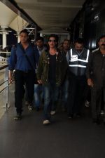 Shahrukh khan arrives from Cannes Wedding in Mumbai Airport on 15th Oct 2013 (7)_525fced743ffb.JPG